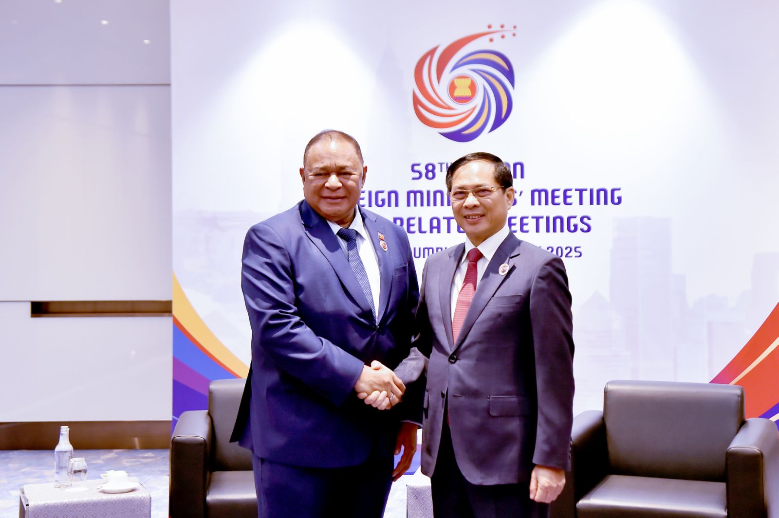 Phó Thủ tướng, Bộ trưởng Bùi Thanh Sơn gặp Bộ trưởng Ngoại giao và Hợp tác Timor-Leste nhân dịp tham dự Hội nghị Bộ trưởng Ngoại giao ASEAN lần thứ 58
