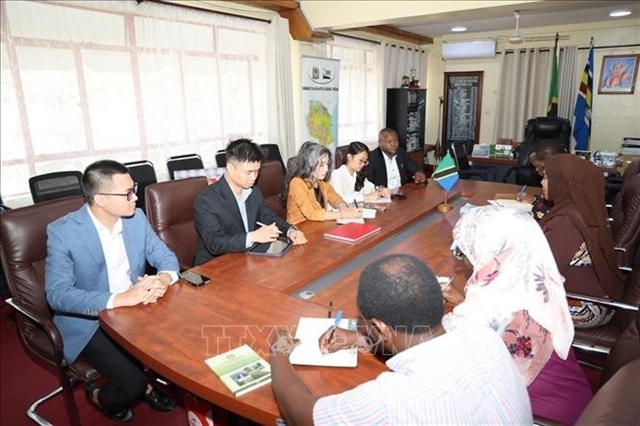 Đại sứ Việt Nam tại Tanzania bà Vũ Thanh Huyền gặp Ủy viên vùng Tanga Batilda Salha Burian