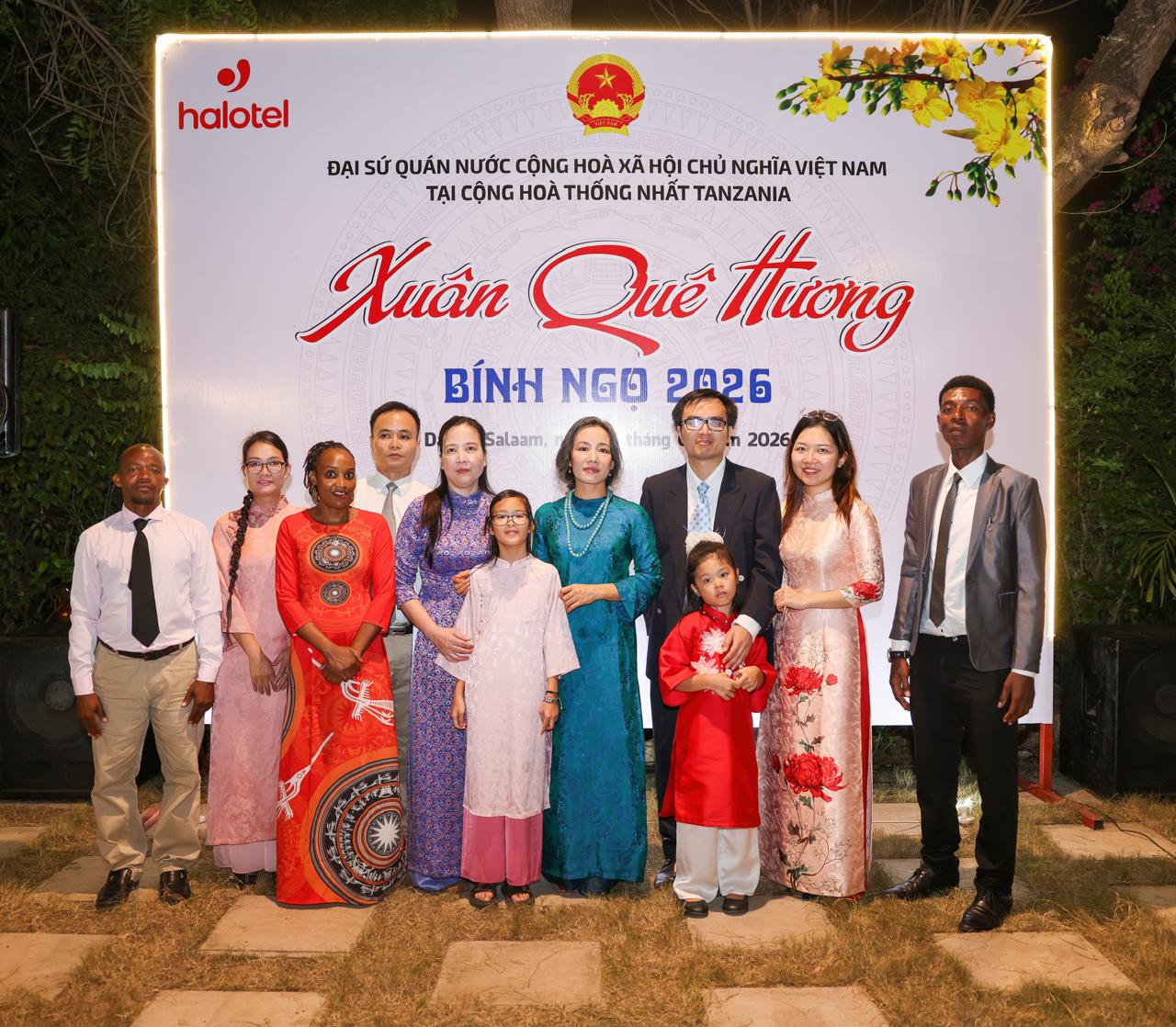 Cán bộ Đại sứ quán cùng hoạt động Xuân Quê hương 2026